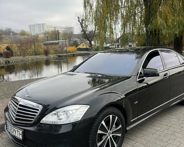 Черный Мерседес С Класс, объемом двигателя 5.51 л и пробегом 189 тыс. км за 12000 $, фото 1 на Automoto.ua