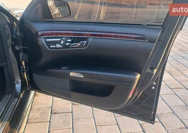 Черный Мерседес С Класс, объемом двигателя 5.5 л и пробегом 415 тыс. км за 9700 $, фото 12 на Automoto.ua