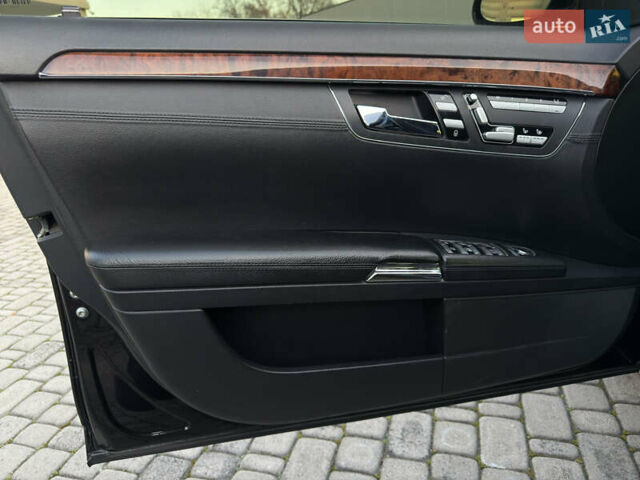 Чорний Мерседес С Клас, об'ємом двигуна 5.46 л та пробігом 224 тис. км за 11200 $, фото 48 на Automoto.ua