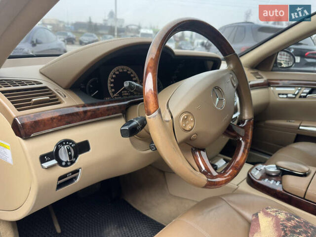 Черный Мерседес С Класс, объемом двигателя 5.44 л и пробегом 227 тыс. км за 11000 $, фото 1 на Automoto.ua