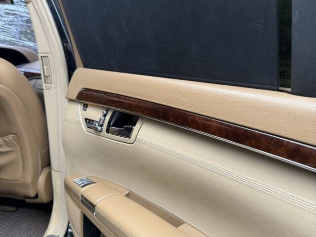 Чорний Мерседес С Клас, об'ємом двигуна 5.5 л та пробігом 300 тис. км за 6850 $, фото 6 на Automoto.ua