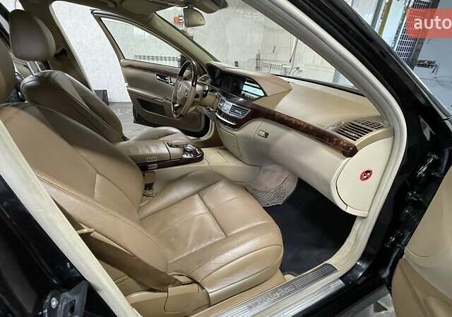 Черный Мерседес С Класс, объемом двигателя 3.5 л и пробегом 330 тыс. км за 12000 $, фото 3 на Automoto.ua