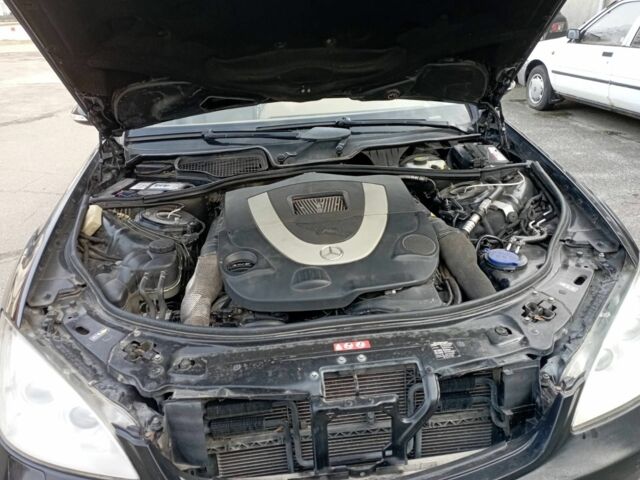 Черный Мерседес С Класс, объемом двигателя 5.5 л и пробегом 236 тыс. км за 11000 $, фото 2 на Automoto.ua