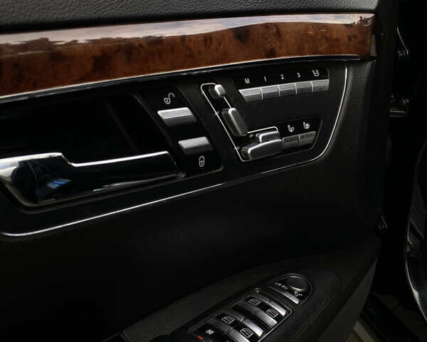 Чорний Мерседес С Клас, об'ємом двигуна 5.5 л та пробігом 303 тис. км за 10400 $, фото 9 на Automoto.ua