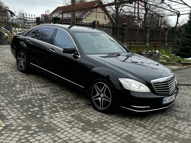 Черный Мерседес С Класс, объемом двигателя 5.5 л и пробегом 327 тыс. км за 10000 $, фото 1 на Automoto.ua