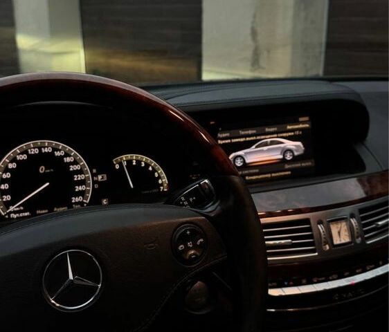 Черный Мерседес С Класс, объемом двигателя 5.4 л и пробегом 293 тыс. км за 9000 $, фото 11 на Automoto.ua