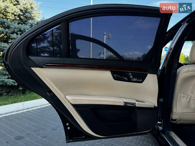 Чорний Мерседес С Клас, об'ємом двигуна 5.5 л та пробігом 391 тис. км за 12500 $, фото 2 на Automoto.ua