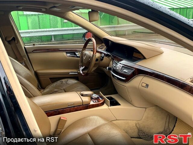 Черный Мерседес С Класс, объемом двигателя 5.5 л и пробегом 250 тыс. км за 7850 $, фото 4 на Automoto.ua