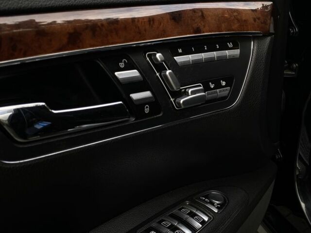 Черный Мерседес С Класс, объемом двигателя 5.5 л и пробегом 303 тыс. км за 10400 $, фото 11 на Automoto.ua