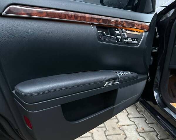 Чорний Мерседес С Клас, об'ємом двигуна 5.5 л та пробігом 203 тис. км за 11400 $, фото 24 на Automoto.ua