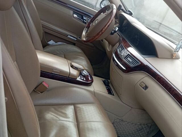 Черный Мерседес С Класс, объемом двигателя 5.5 л и пробегом 236 тыс. км за 11000 $, фото 7 на Automoto.ua