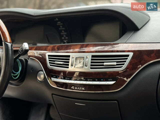 Черный Мерседес С Класс, объемом двигателя 5.5 л и пробегом 288 тыс. км за 10999 $, фото 26 на Automoto.ua