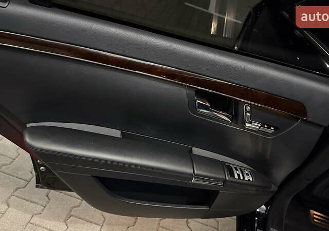 Черный Мерседес С Класс, объемом двигателя 5.5 л и пробегом 176 тыс. км за 8499 $, фото 44 на Automoto.ua
