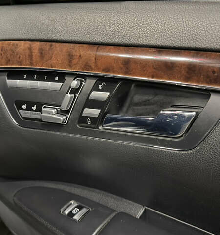 Черный Мерседес С Класс, объемом двигателя 5.5 л и пробегом 176 тыс. км за 8499 $, фото 36 на Automoto.ua