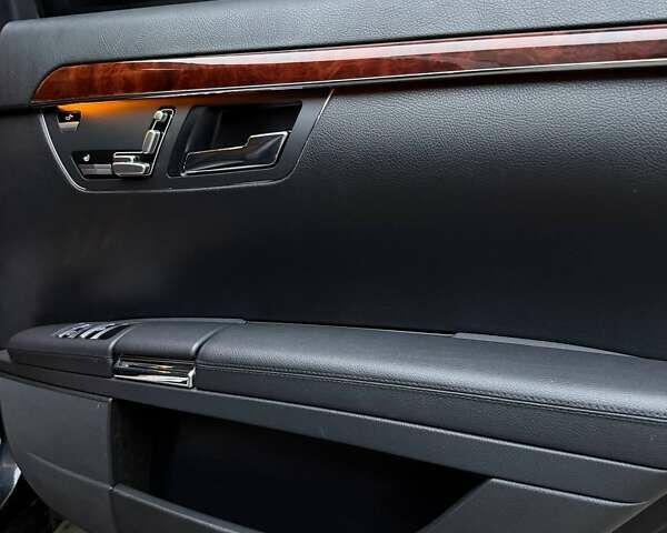 Чорний Мерседес С Клас, об'ємом двигуна 5.5 л та пробігом 203 тис. км за 11400 $, фото 25 на Automoto.ua