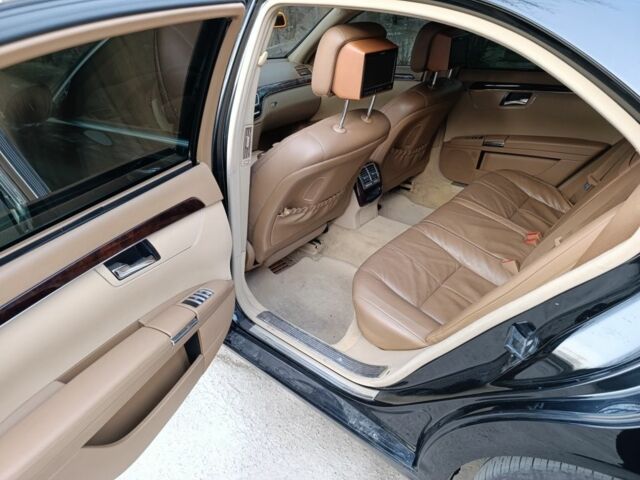 Черный Мерседес С Класс, объемом двигателя 5.5 л и пробегом 240 тыс. км за 8999 $, фото 4 на Automoto.ua