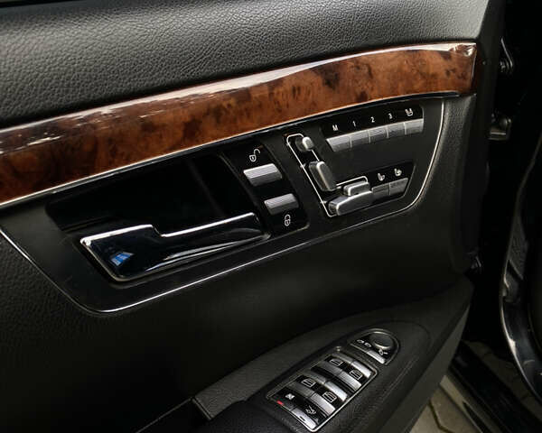 Чорний Мерседес С Клас, об'ємом двигуна 5.5 л та пробігом 303 тис. км за 10400 $, фото 12 на Automoto.ua