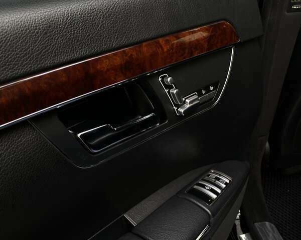 Чорний Мерседес С Клас, об'ємом двигуна 5.5 л та пробігом 303 тис. км за 10400 $, фото 14 на Automoto.ua