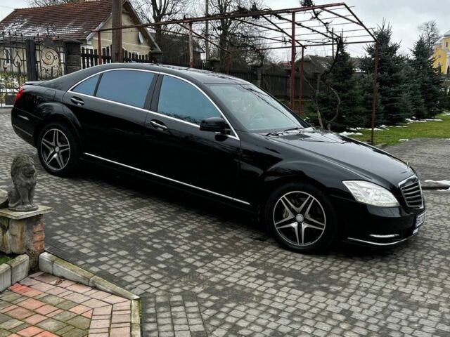 Черный Мерседес С Класс, объемом двигателя 5.5 л и пробегом 327 тыс. км за 10000 $, фото 2 на Automoto.ua