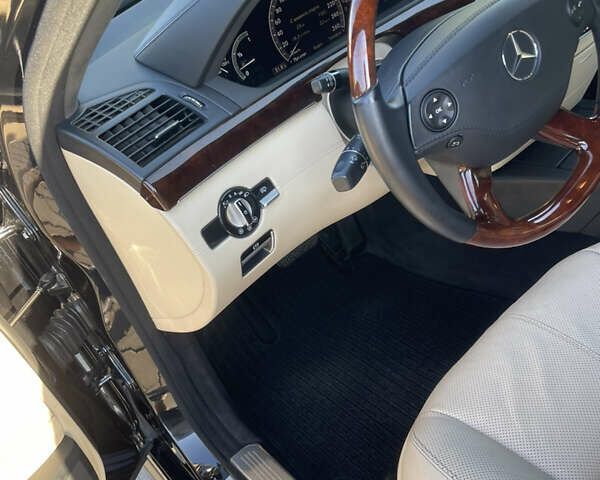 Чорний Мерседес С Клас, об'ємом двигуна 5.5 л та пробігом 157 тис. км за 15900 $, фото 7 на Automoto.ua