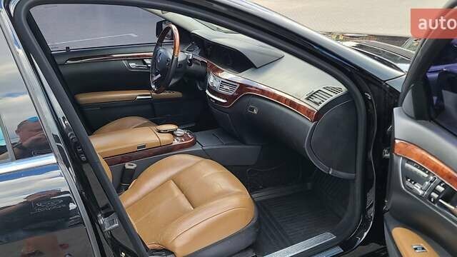 Черный Мерседес С Класс, объемом двигателя 5.5 л и пробегом 288 тыс. км за 11999 $, фото 2 на Automoto.ua