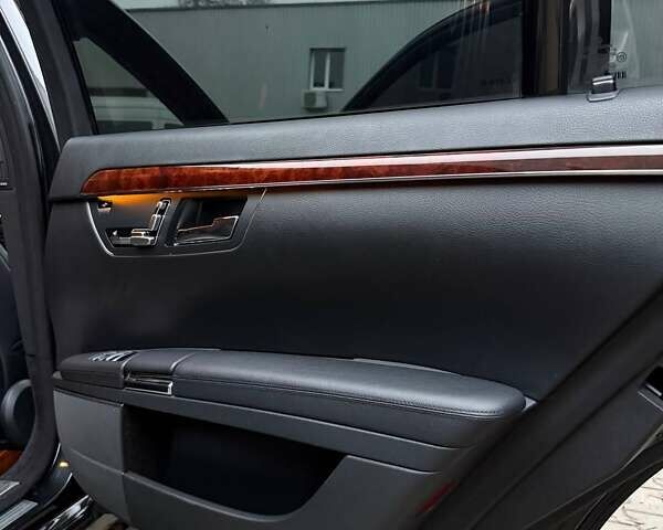 Чорний Мерседес С Клас, об'ємом двигуна 5.5 л та пробігом 203 тис. км за 11400 $, фото 27 на Automoto.ua