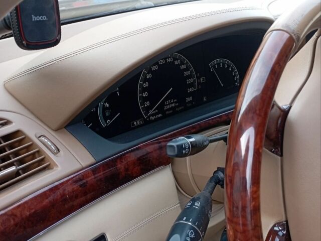 Черный Мерседес С Класс, объемом двигателя 5.5 л и пробегом 236 тыс. км за 11000 $, фото 5 на Automoto.ua