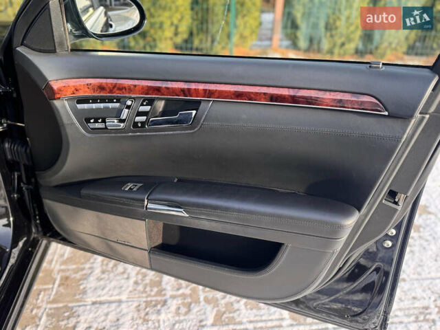 Черный Мерседес С Класс, объемом двигателя 5.5 л и пробегом 150 тыс. км за 16700 $, фото 63 на Automoto.ua