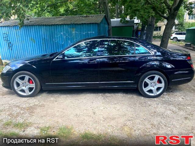 Черный Мерседес С Класс, объемом двигателя 5.5 л и пробегом 291 тыс. км за 8000 $, фото 1 на Automoto.ua