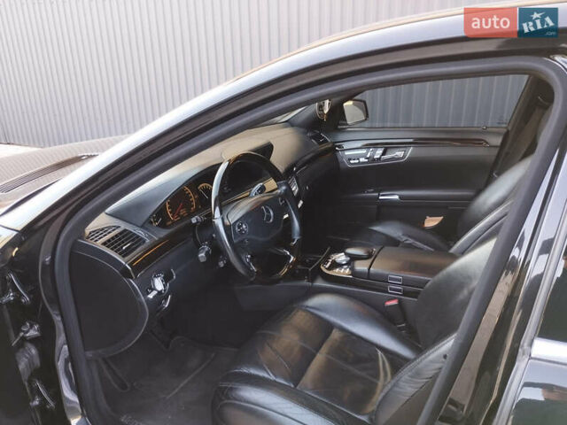 Черный Мерседес С Класс, объемом двигателя 5.5 л и пробегом 220 тыс. км за 12999 $, фото 12 на Automoto.ua