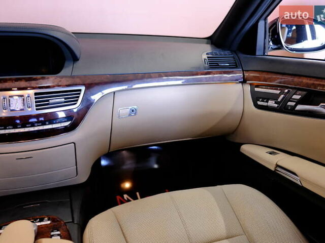 Чорний Мерседес С Клас, об'ємом двигуна 4.7 л та пробігом 218 тис. км за 8900 $, фото 57 на Automoto.ua