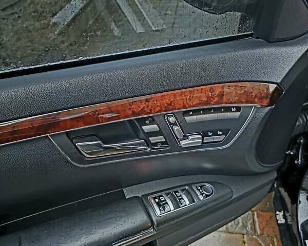 Чорний Мерседес С Клас, об'ємом двигуна 5.46 л та пробігом 330 тис. км за 11500 $, фото 16 на Automoto.ua