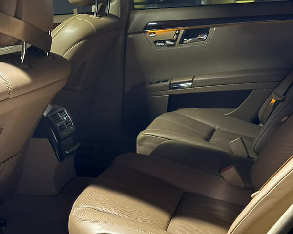 Черный Мерседес С Класс, объемом двигателя 5.5 л и пробегом 290 тыс. км за 12999 $, фото 4 на Automoto.ua