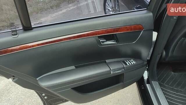 Чорний Мерседес С Клас, об'ємом двигуна 5.5 л та пробігом 198 тис. км за 12000 $, фото 2 на Automoto.ua