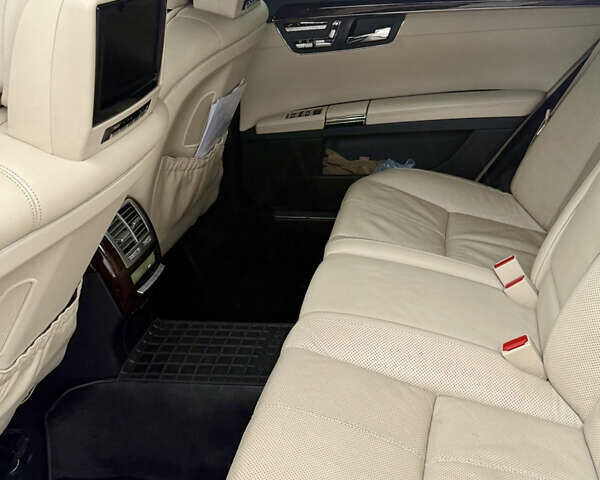 Черный Мерседес С Класс, объемом двигателя 5.5 л и пробегом 237 тыс. км за 9999 $, фото 13 на Automoto.ua