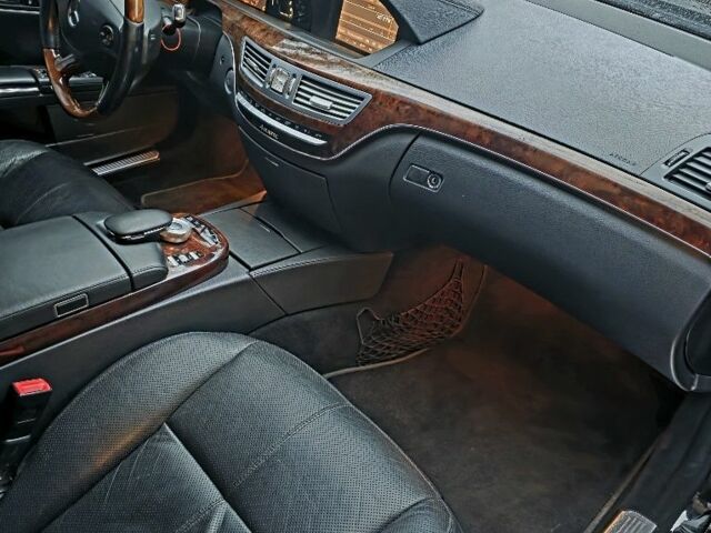 Черный Мерседес С Класс, объемом двигателя 5.5 л и пробегом 330 тыс. км за 10000 $, фото 7 на Automoto.ua