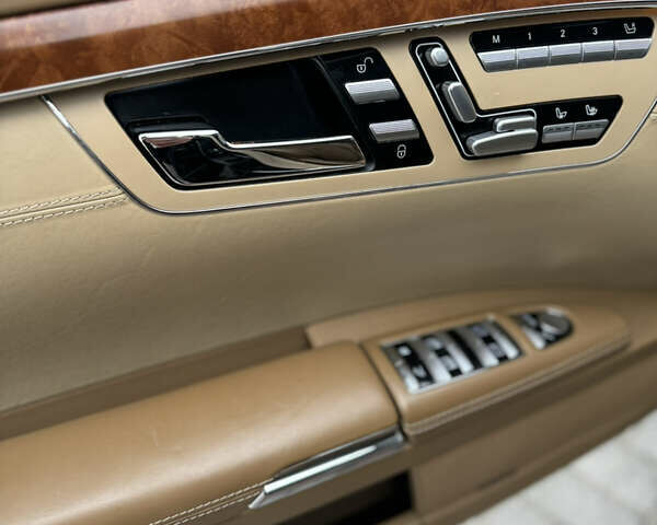 Чорний Мерседес С Клас, об'ємом двигуна 5.5 л та пробігом 182 тис. км за 17999 $, фото 7 на Automoto.ua