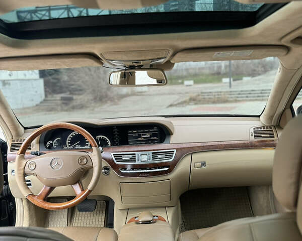 Чорний Мерседес С Клас, об'ємом двигуна 5.5 л та пробігом 182 тис. км за 17999 $, фото 2 на Automoto.ua