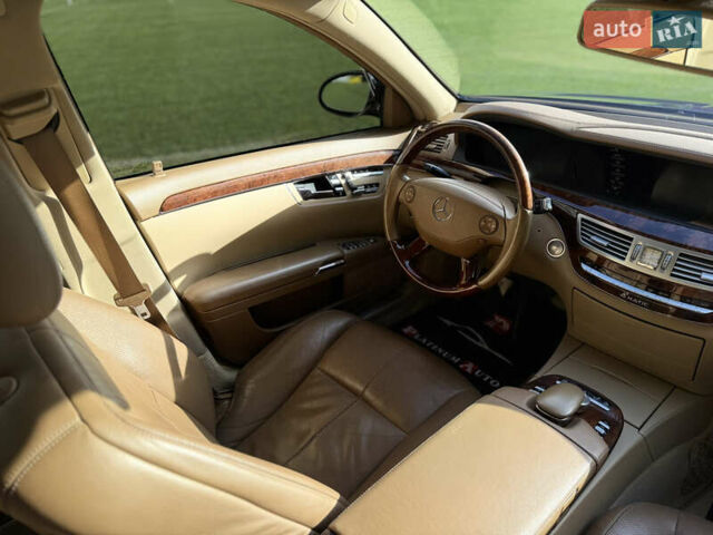 Черный Мерседес С Класс, объемом двигателя 5.5 л и пробегом 288 тыс. км за 10500 $, фото 45 на Automoto.ua