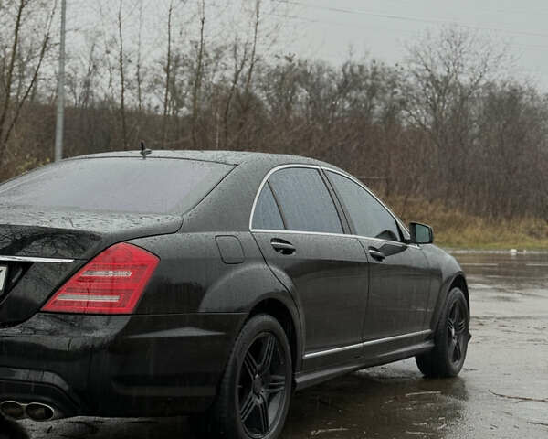 Черный Мерседес С Класс, объемом двигателя 5.5 л и пробегом 237 тыс. км за 9999 $, фото 2 на Automoto.ua