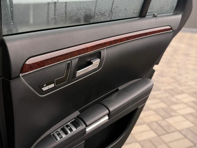 Черный Мерседес С Класс, объемом двигателя 3 л и пробегом 226 тыс. км за 10000 $, фото 4 на Automoto.ua