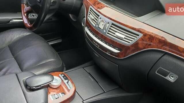 Чорний Мерседес С Клас, об'ємом двигуна 5.5 л та пробігом 198 тис. км за 12000 $, фото 23 на Automoto.ua