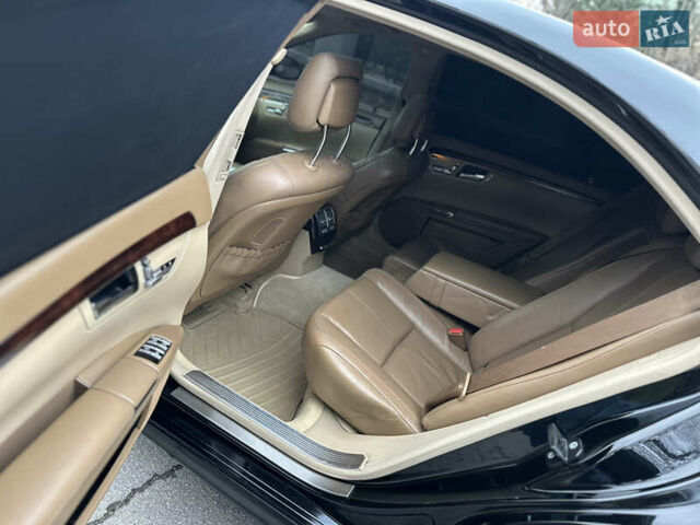 Черный Мерседес С Класс, объемом двигателя 5.5 л и пробегом 238 тыс. км за 10000 $, фото 10 на Automoto.ua