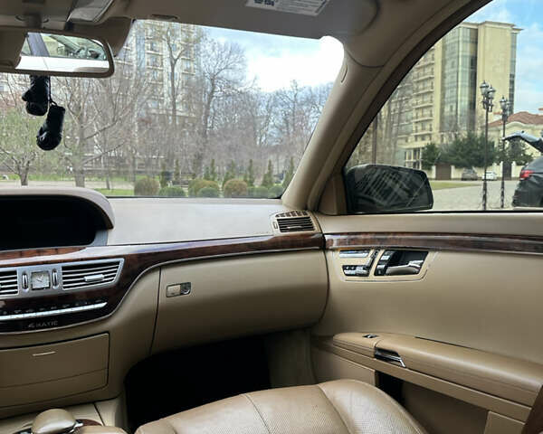 Черный Мерседес С Класс, объемом двигателя 5.5 л и пробегом 260 тыс. км за 13000 $, фото 17 на Automoto.ua