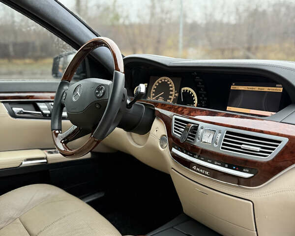 Черный Мерседес С Класс, объемом двигателя 5.5 л и пробегом 237 тыс. км за 9999 $, фото 3 на Automoto.ua