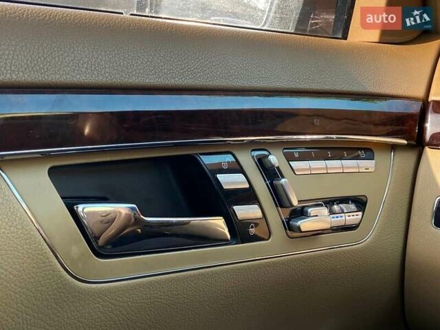 Черный Мерседес С Класс, объемом двигателя 5.46 л и пробегом 206 тыс. км за 14490 $, фото 16 на Automoto.ua