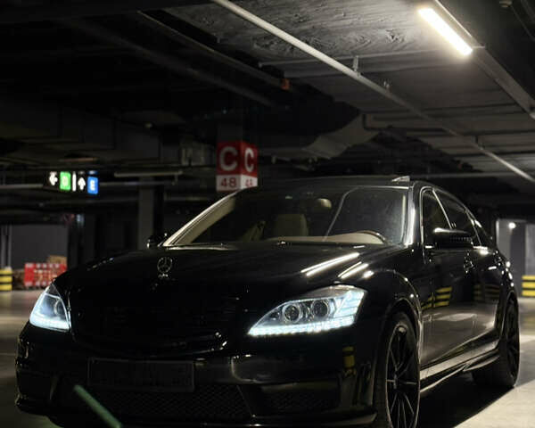 Черный Мерседес С Класс, объемом двигателя 5.5 л и пробегом 290 тыс. км за 12999 $, фото 1 на Automoto.ua