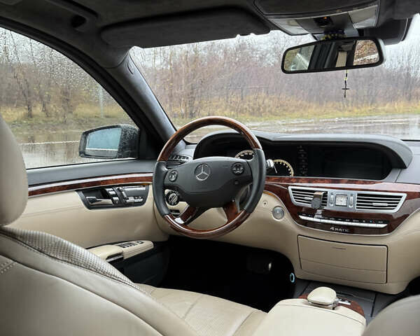 Черный Мерседес С Класс, объемом двигателя 5.5 л и пробегом 237 тыс. км за 9999 $, фото 5 на Automoto.ua