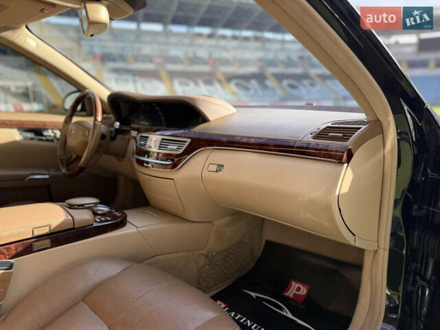 Черный Мерседес С Класс, объемом двигателя 5.5 л и пробегом 288 тыс. км за 10500 $, фото 43 на Automoto.ua