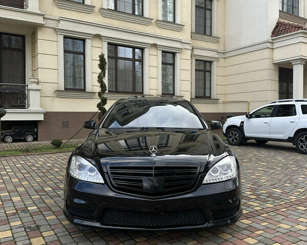 Черный Мерседес С Класс, объемом двигателя 5.5 л и пробегом 260 тыс. км за 13000 $, фото 1 на Automoto.ua